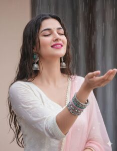 beautiful girl wallpaper smooth tones